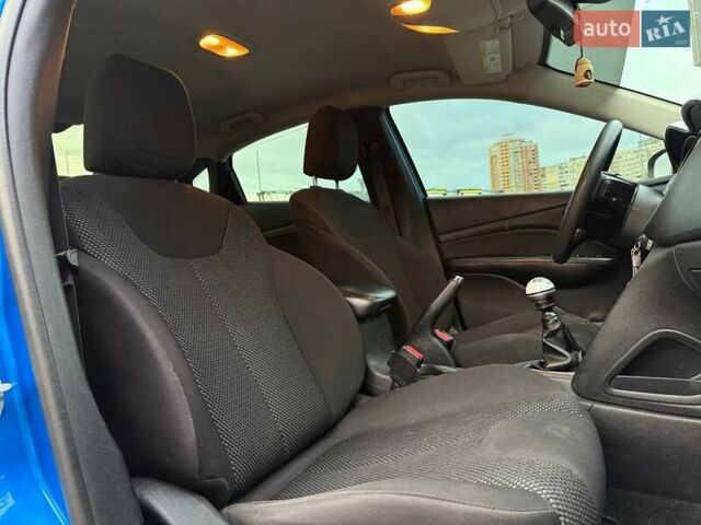 Синий Додж Дарт, объемом двигателя 2 л и пробегом 187 тыс. км за 6990 $, фото 11 на Automoto.ua