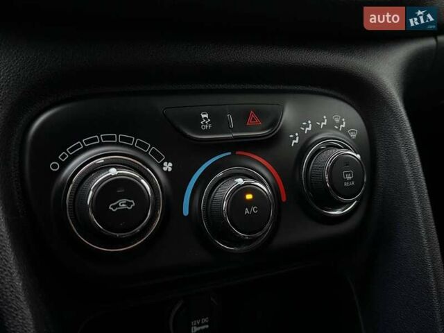 Синий Додж Дарт, объемом двигателя 2 л и пробегом 187 тыс. км за 7490 $, фото 22 на Automoto.ua