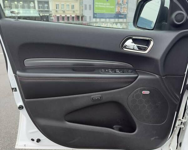 Белый Додж Дюранго, объемом двигателя 3.6 л и пробегом 137 тыс. км за 24000 $, фото 6 на Automoto.ua