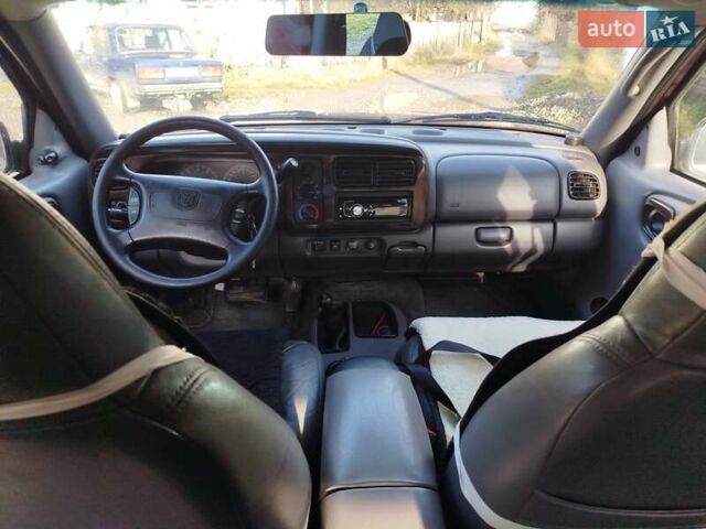 Красный Додж Дюранго, объемом двигателя 5.2 л и пробегом 185 тыс. км за 10000 $, фото 8 на Automoto.ua