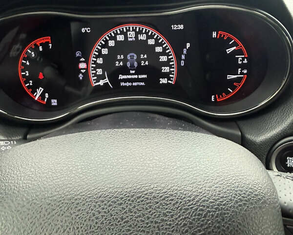 Красный Додж Дюранго, объемом двигателя 5.65 л и пробегом 195 тыс. км за 27000 $, фото 8 на Automoto.ua