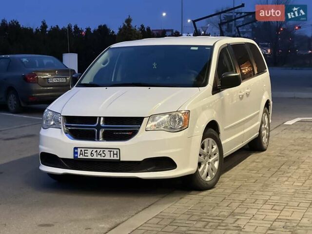 Белый Додж Гранд Караван, объемом двигателя 3.6 л и пробегом 380 тыс. км за 9999 $, фото 2 на Automoto.ua