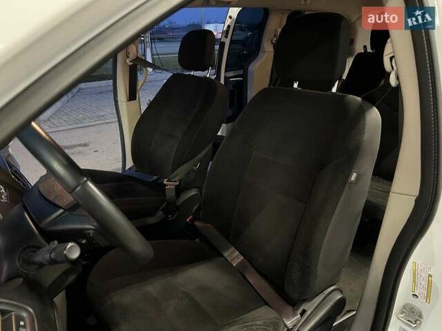 Белый Додж Гранд Караван, объемом двигателя 3.6 л и пробегом 380 тыс. км за 9999 $, фото 41 на Automoto.ua