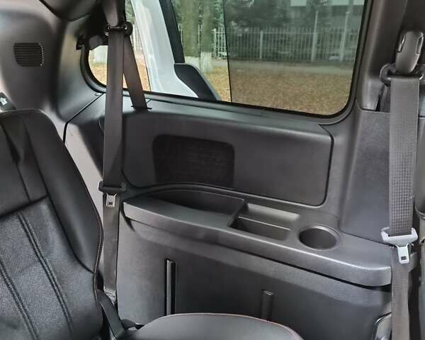 Белый Додж Гранд Караван, объемом двигателя 3.6 л и пробегом 30 тыс. км за 27000 $, фото 18 на Automoto.ua