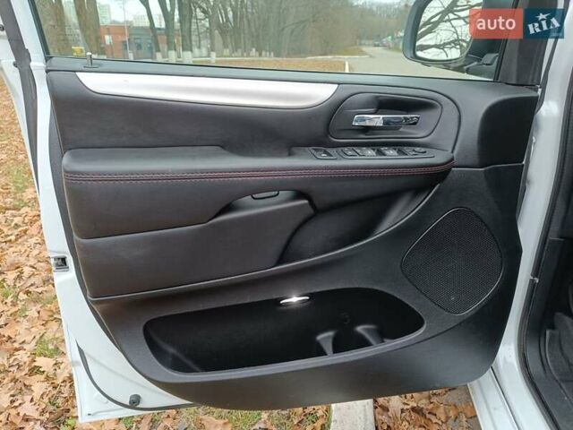 Белый Додж Гранд Караван, объемом двигателя 3.6 л и пробегом 30 тыс. км за 27000 $, фото 12 на Automoto.ua