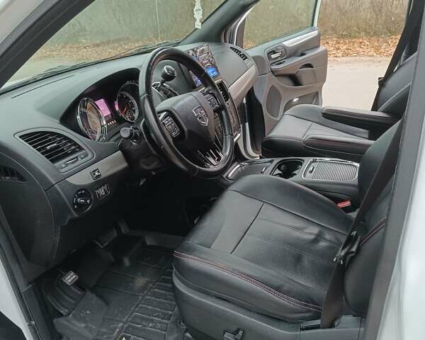 Белый Додж Гранд Караван, объемом двигателя 3.6 л и пробегом 30 тыс. км за 27000 $, фото 13 на Automoto.ua