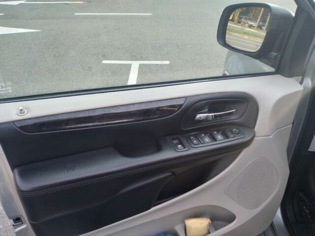 Серый Додж Гранд Караван, объемом двигателя 3.6 л и пробегом 269 тыс. км за 9200 $, фото 9 на Automoto.ua