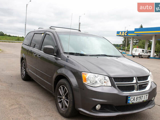 Серый Додж Гранд Караван, объемом двигателя 3.6 л и пробегом 345 тыс. км за 13300 $, фото 4 на Automoto.ua