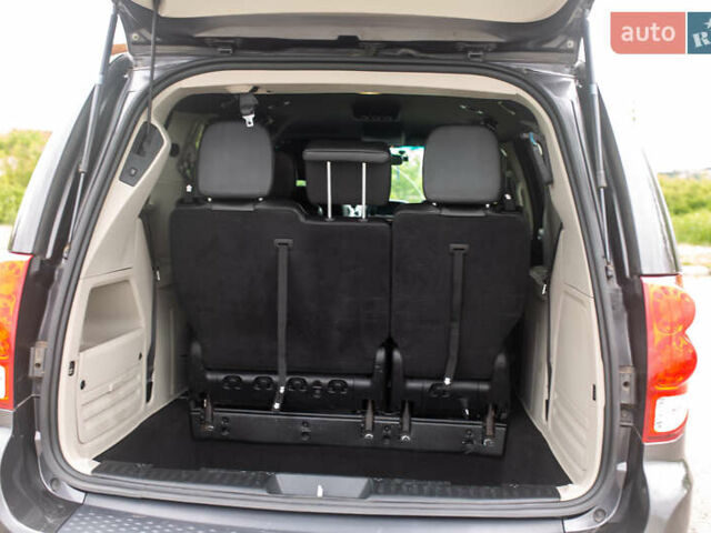 Серый Додж Гранд Караван, объемом двигателя 3.6 л и пробегом 345 тыс. км за 13300 $, фото 6 на Automoto.ua