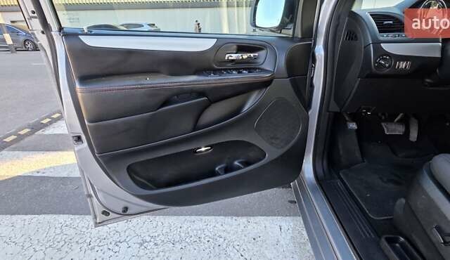 Серый Додж Гранд Караван, объемом двигателя 3.6 л и пробегом 163 тыс. км за 14900 $, фото 3 на Automoto.ua