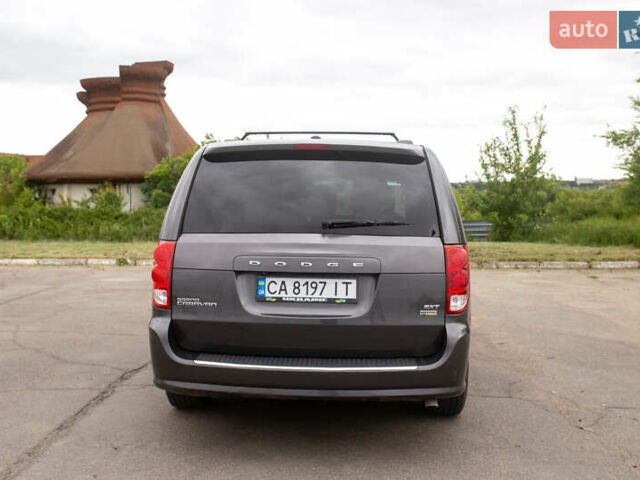 Серый Додж Гранд Караван, объемом двигателя 3.6 л и пробегом 345 тыс. км за 13300 $, фото 2 на Automoto.ua