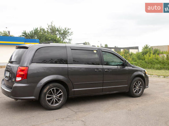 Серый Додж Гранд Караван, объемом двигателя 3.6 л и пробегом 345 тыс. км за 13300 $, фото 3 на Automoto.ua