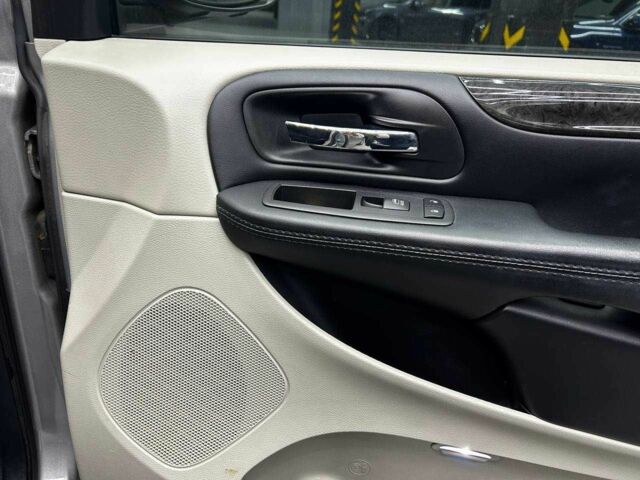 Серый Додж Гранд Караван, объемом двигателя 3.6 л и пробегом 75 тыс. км за 10700 $, фото 19 на Automoto.ua