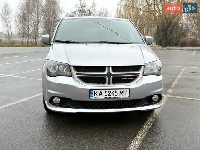 Серый Додж Гранд Караван, объемом двигателя 3.6 л и пробегом 242 тыс. км за 11000 $, фото 1 на Automoto.ua