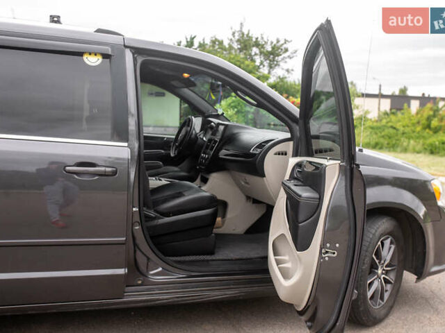 Серый Додж Гранд Караван, объемом двигателя 3.6 л и пробегом 345 тыс. км за 13300 $, фото 21 на Automoto.ua