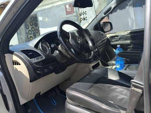 Сірий Додж Гранд Караван, об'ємом двигуна 3.6 л та пробігом 180 тис. км за 13999 $, фото 6 на Automoto.ua