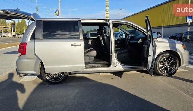 Серый Додж Гранд Караван, объемом двигателя 3.6 л и пробегом 163 тыс. км за 14900 $, фото 2 на Automoto.ua