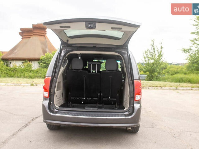 Серый Додж Гранд Караван, объемом двигателя 3.6 л и пробегом 345 тыс. км за 13300 $, фото 5 на Automoto.ua