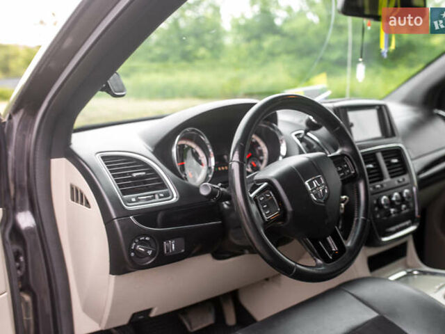 Серый Додж Гранд Караван, объемом двигателя 3.6 л и пробегом 345 тыс. км за 13300 $, фото 13 на Automoto.ua