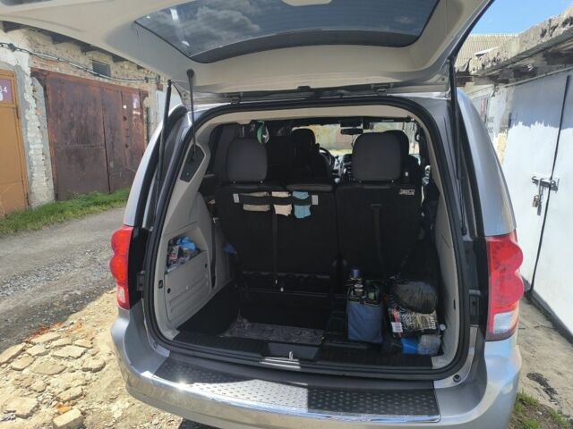 Сірий Додж Гранд Караван, об'ємом двигуна 3.6 л та пробігом 180 тис. км за 13999 $, фото 4 на Automoto.ua