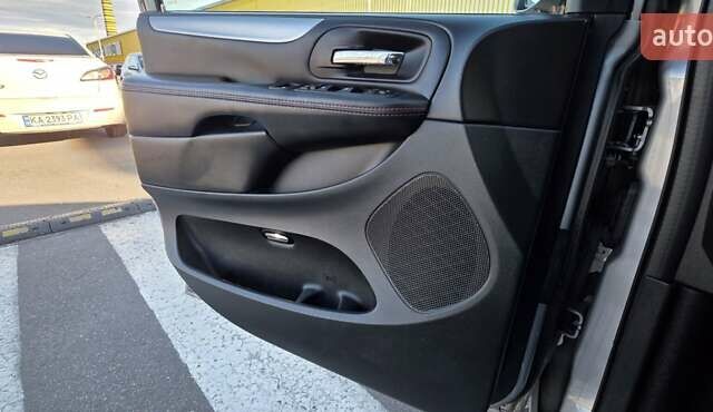 Серый Додж Гранд Караван, объемом двигателя 3.6 л и пробегом 163 тыс. км за 14900 $, фото 4 на Automoto.ua