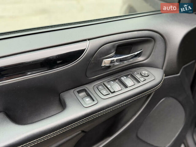 Серый Додж Гранд Караван, объемом двигателя 3.61 л и пробегом 130 тыс. км за 14800 $, фото 29 на Automoto.ua