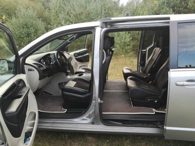 Серый Додж Гранд Караван, объемом двигателя 3.6 л и пробегом 140 тыс. км за 376 $, фото 1 на Automoto.ua