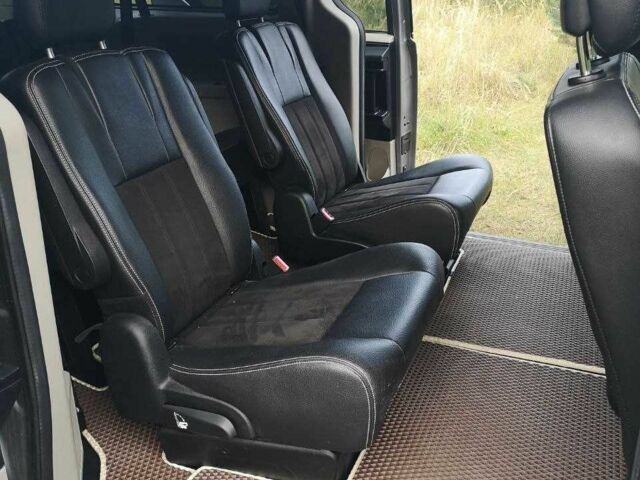 Серый Додж Гранд Караван, объемом двигателя 3.6 л и пробегом 140 тыс. км за 376 $, фото 2 на Automoto.ua