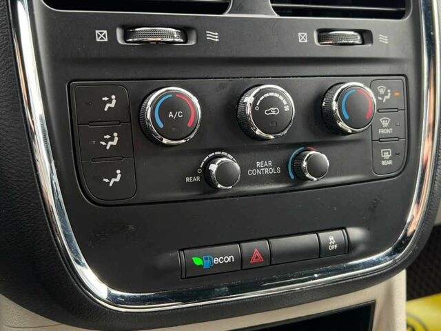 Серый Додж Гранд Караван, объемом двигателя 3.6 л и пробегом 140 тыс. км за 16500 $, фото 14 на Automoto.ua