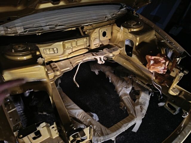 Желтый Додж Интрепид, объемом двигателя 0 л и пробегом 250 тыс. км за 650 $, фото 1 на Automoto.ua