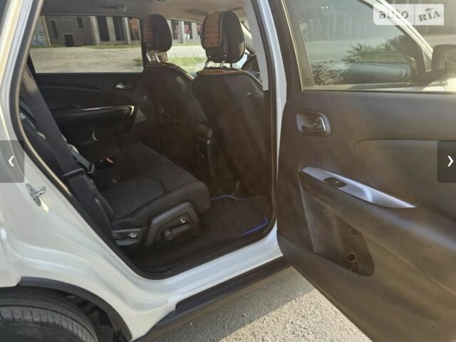 Белый Додж Джорни, объемом двигателя 2.4 л и пробегом 154 тыс. км за 12000 $, фото 5 на Automoto.ua