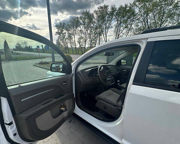 Белый Додж Джорни, объемом двигателя 2 л и пробегом 200 тыс. км за 7600 $, фото 7 на Automoto.ua