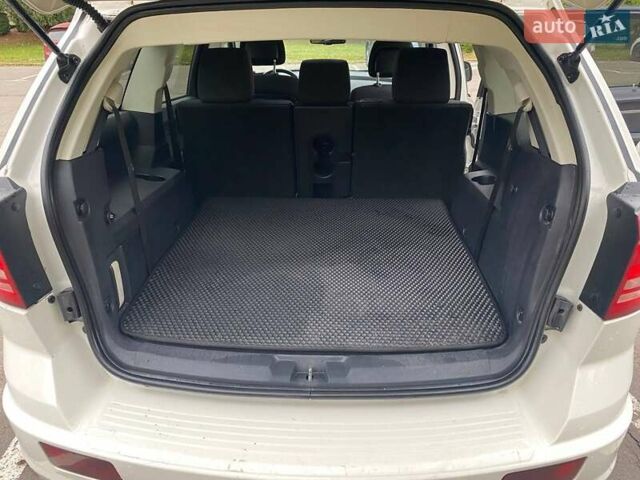 Белый Додж Джорни, объемом двигателя 2 л и пробегом 248 тыс. км за 8300 $, фото 6 на Automoto.ua