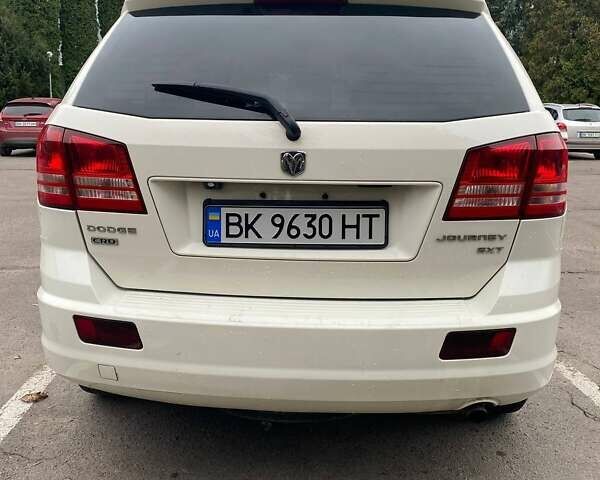 Белый Додж Джорни, объемом двигателя 2 л и пробегом 248 тыс. км за 8300 $, фото 1 на Automoto.ua
