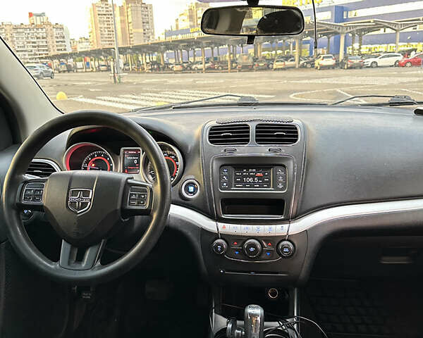Белый Додж Джорни, объемом двигателя 2.36 л и пробегом 310 тыс. км за 9000 $, фото 8 на Automoto.ua