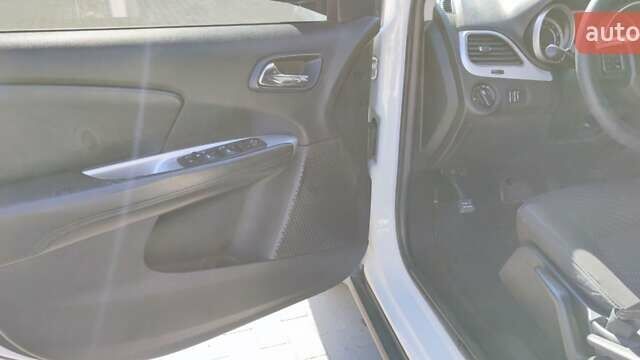 Белый Додж Джорни, объемом двигателя 2.36 л и пробегом 240 тыс. км за 9300 $, фото 1 на Automoto.ua