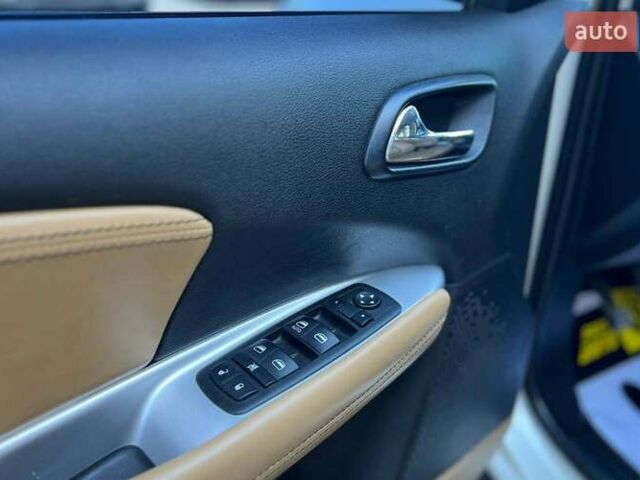 Білий Додж Джорні, об'ємом двигуна 2.36 л та пробігом 161 тис. км за 10990 $, фото 7 на Automoto.ua