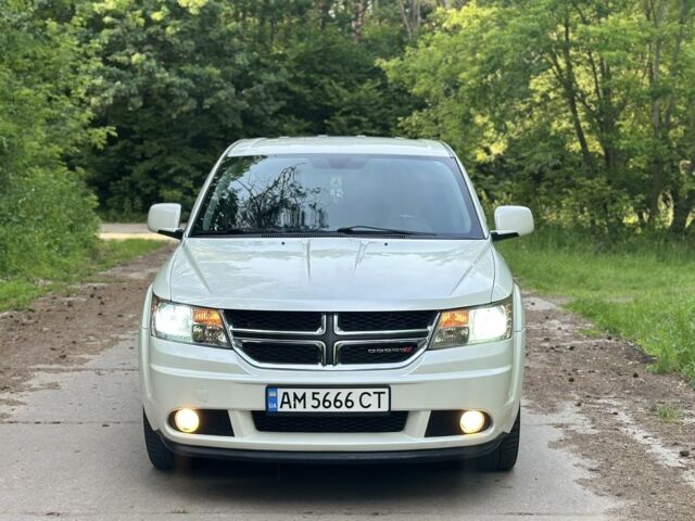 Белый Додж Джорни, объемом двигателя 2.4 л и пробегом 196 тыс. км за 9200 $, фото 2 на Automoto.ua