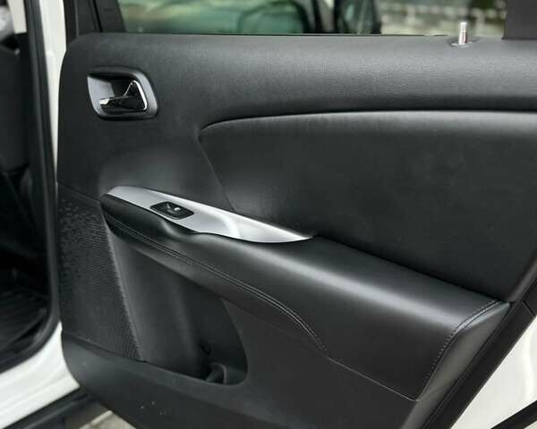 Белый Додж Джорни, объемом двигателя 2.36 л и пробегом 213 тыс. км за 9300 $, фото 8 на Automoto.ua