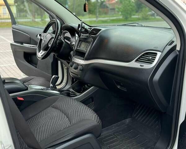 Белый Додж Джорни, объемом двигателя 2.36 л и пробегом 213 тыс. км за 9300 $, фото 2 на Automoto.ua