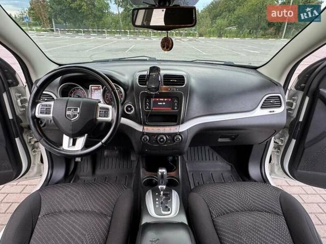 Белый Додж Джорни, объемом двигателя 2.36 л и пробегом 213 тыс. км за 9300 $, фото 4 на Automoto.ua