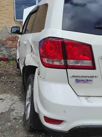 Белый Додж Джорни, объемом двигателя 2.36 л и пробегом 168 тыс. км за 3200 $, фото 2 на Automoto.ua