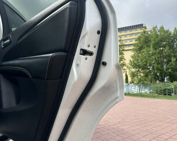 Белый Додж Джорни, объемом двигателя 2.36 л и пробегом 153 тыс. км за 12500 $, фото 26 на Automoto.ua