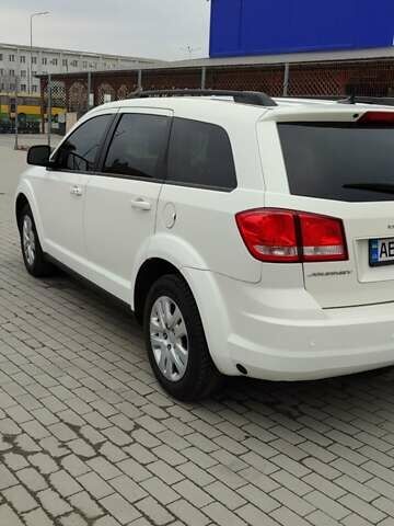 Белый Додж Джорни, объемом двигателя 2.36 л и пробегом 204 тыс. км за 10000 $, фото 1 на Automoto.ua