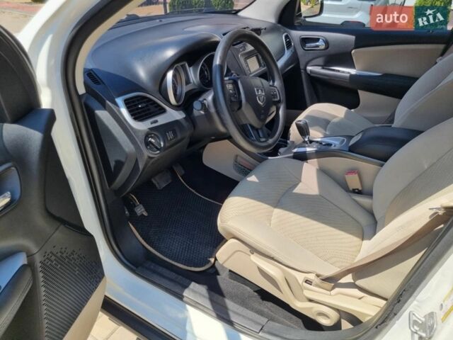 Білий Додж Джорні, об'ємом двигуна 2.4 л та пробігом 184 тис. км за 10000 $, фото 2 на Automoto.ua