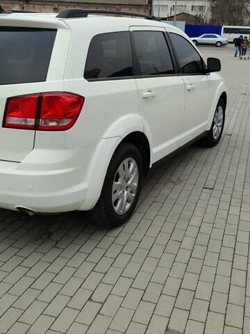 Белый Додж Джорни, объемом двигателя 2.36 л и пробегом 204 тыс. км за 10000 $, фото 2 на Automoto.ua