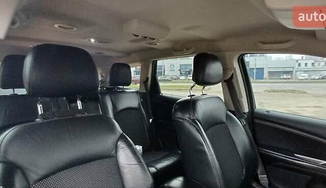 Белый Додж Джорни, объемом двигателя 3.6 л и пробегом 180 тыс. км за 12200 $, фото 3 на Automoto.ua