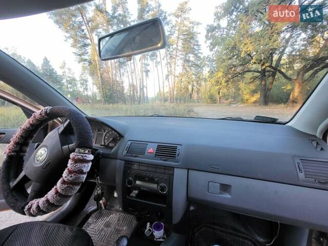 Белый Додж Джорни, объемом двигателя 2.36 л и пробегом 170 тыс. км за 9000 $, фото 2 на Automoto.ua