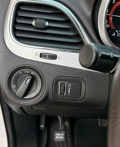 Белый Додж Джорни, объемом двигателя 3.6 л и пробегом 179 тыс. км за 10450 $, фото 9 на Automoto.ua