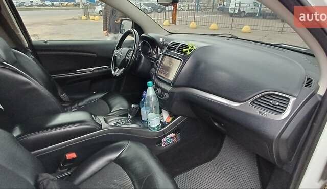 Белый Додж Джорни, объемом двигателя 3.6 л и пробегом 180 тыс. км за 12200 $, фото 4 на Automoto.ua